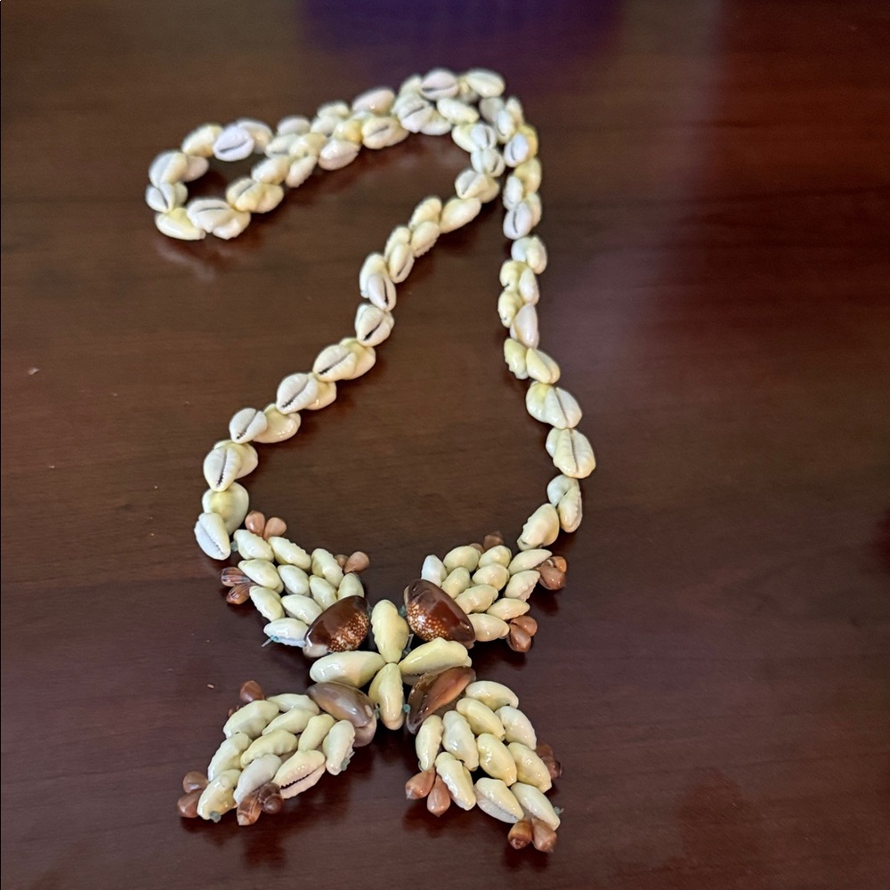 Vintage Handcrafted Cowrie Punta shell Necklace